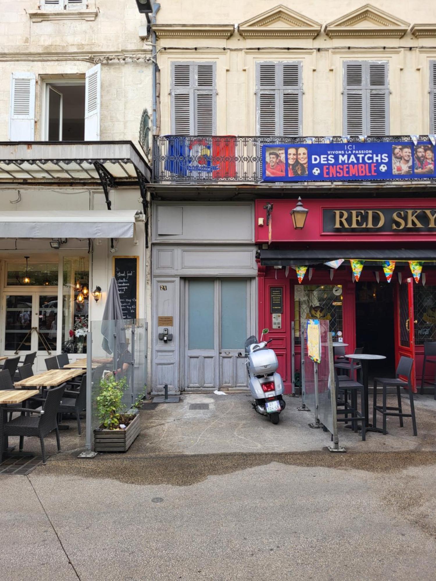 2 Pieces Avignon Intramuros Place Pie Exterior photo
